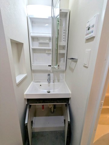 CLARITIA ASAKUSAの設備|2面鏡・ハンドシャワー付独立洗面台