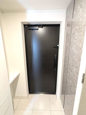 CLARITIA ASAKUSAの設備|ディンプルキーのダブルロックセキュリティ、人感センサー付き玄関ライト