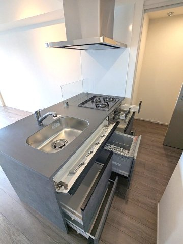 CLARITIA ASAKUSAのキッチン|食器洗浄乾燥機付き、食品庫付き、グリル付きガス3口システムカウンターキッチン、瀟洒でお手入れ楽なガラストップコンロです、奥まで取り出しやすいスライドシステム収納です