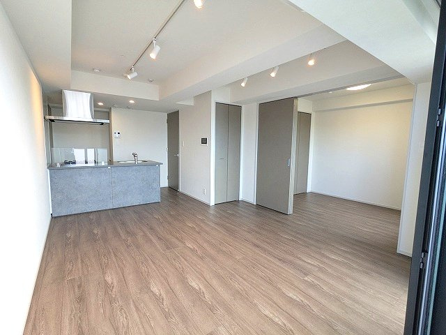 CLARITIA ASAKUSAの内装|カウンターキッチン、LDKにエアコン・スポットライト、洋室にエアコン・照明付き