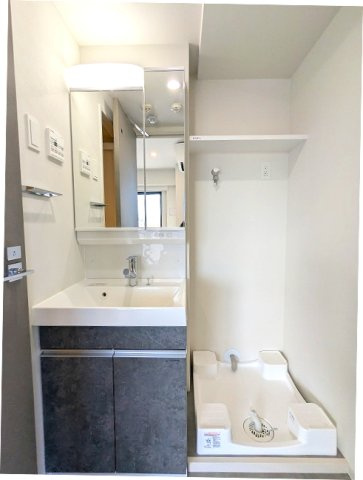 CLARITIA ASAKUSAの洗面所|2面鏡・ハンドシャワー付独立洗面台、洗濯機置場は排水口お手入れしやすく手前中央に配置し、足高の防水パンです