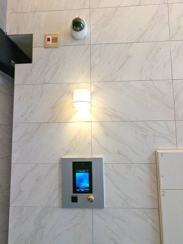 CLARITIA ASAKUSAのエントランス|タッチキーのモニター付オートロックセキュリティ、防犯カメラセキュリティ