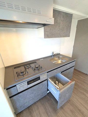 CLARITIA ASAKUSAの設備|食器洗浄乾燥機付き、グリル付きガス3口システムキッチン、瀟洒でお手入れ楽なガラストップコンロです、奥まで取り出しやすいスライド収納です