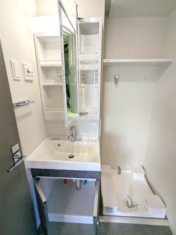 CLARITIA ASAKUSAの設備|2面鏡・ハンドシャワー付独立洗面台、洗濯機置場は排水口お手入れしやすく手前中央に配置し、足高の防水パンです