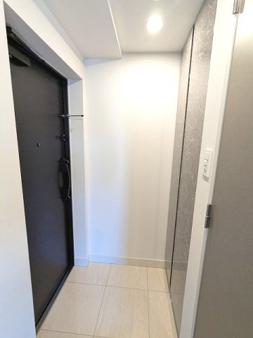 CLARITIA ASAKUSAの設備|ディンプルキーのダブルロックセキュリティ、人感センサー付き玄関ライト