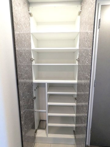 CLARITIA ASAKUSAの玄関|傘入れ付収納豊富なトールタイプのシューズ