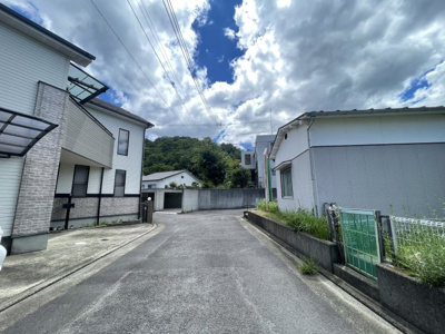 【前面道路含む現地写真】 | 売地　衣山5丁目