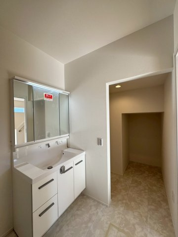 SUN COURTーサンコート－小倉南区横代北町４丁目【小倉南区　新築戸建て】の独立洗面台|キレイアップカウンターで継ぎ目が無いので汚れも溜まりにくく簡単にお掃除が出来ます♪【小倉南区　新築戸建て】