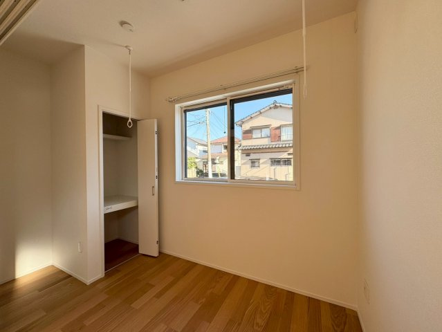 SUN COURTーサンコート－小倉南区横代北町４丁目【小倉南区　新築戸建て】の洋室|リビングとの繋がりを感じる開放的な3.5帖洋室【小倉南区　新築戸建て】