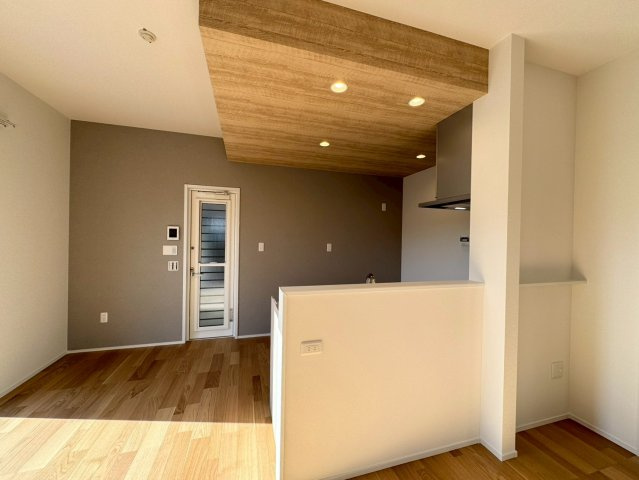 SUN COURTーサンコート－小倉南区横代北町４丁目【小倉南区　新築戸建て】のキッチン|下がり天井とアクセントクロスがお洒落なキッチン♪【小倉南区　新築戸建て】