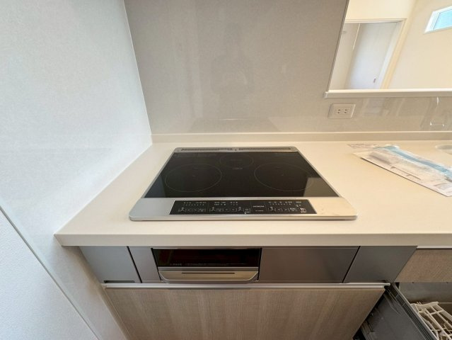 SUN COURTーサンコート－小倉南区横代北町４丁目【小倉南区　新築戸建て】のキッチン|IHクッキングヒーターでお掃除も楽々【小倉南区　新築戸建て】