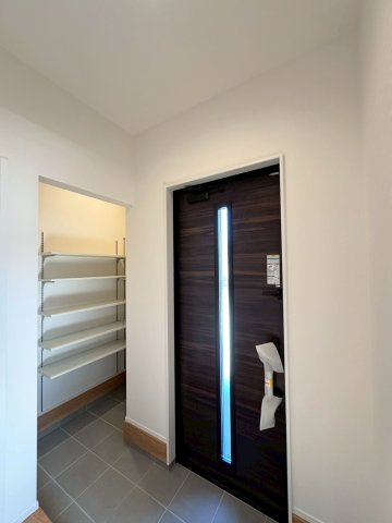 SUN COURTーサンコート－小倉南区横代北町４丁目【小倉南区　新築戸建て】の玄関|玄関は遠隔でドアの開閉ができ、お荷物が多い時にも便利です。【小倉南区　新築戸建て】