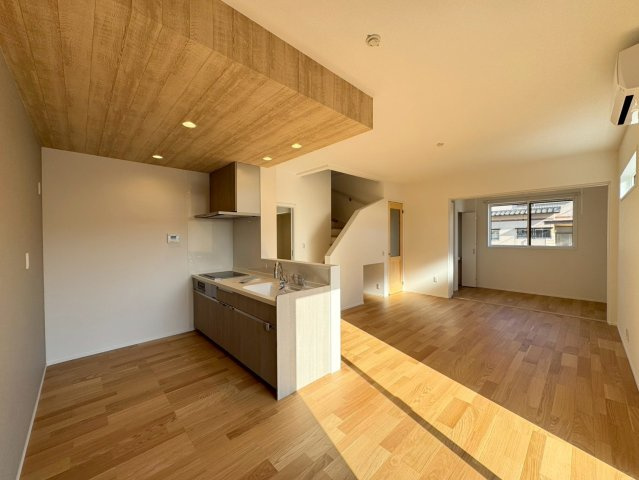 SUN COURTーサンコート－小倉南区横代北町４丁目【小倉南区　新築戸建て】の居間・リビング|家族が顔をあわせやすくなるリビング階段♪【小倉南区　新築戸建て】１６帖の広々としたリビングダイニングは日当たり良好です♪【小倉南区　新築戸建て】