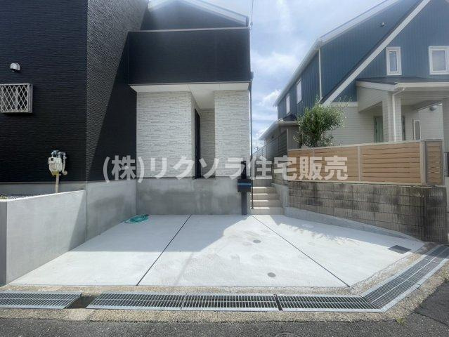 太秦東が丘　新築一戸建ての駐車場|1台駐車可
■物件内覧・資金計画相談・住宅ローン相談、リフォーム相談、お問合せ受付中■
※当日・翌日のご内覧、ご相談はお電話でのお問合せがスムーズです！