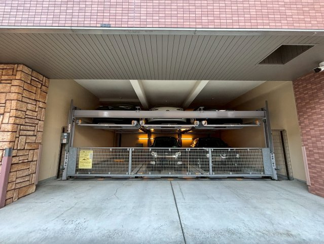 レジディア新大阪2の駐車場