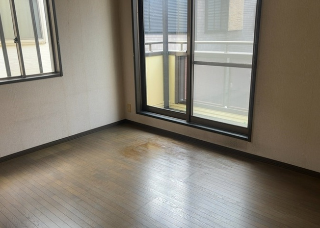 【洋室】 | 洋室のメリットは重い家具が置きやすく、身の回りが整理しやすいことです。 床がフローリングのため畳とは異なり凹みにくいです。 クローゼットなど収納が豊富で、普段使わない旅行カバンや服の整頓も簡単にです。