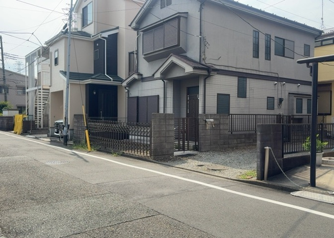 【前面道路含む現地写真】 | お持ちの車種によっては前面道路が広い方が便利でしょう。しかし、前面道路が広ければその分交通量が多くなるため、騒音などが気になる場合があります。実際に現地を見学し、周辺交通量や騒音などを確認しましょう！