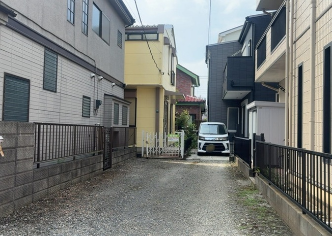 【外観】 | 現地に行くなら、物件の周囲の地形がどうなっているかを見ることも大切です。周辺より低くなっている土地では、大雨などで水が集まりやすいため、地盤が弱くなっているということも考えられるため、注意が必要です。