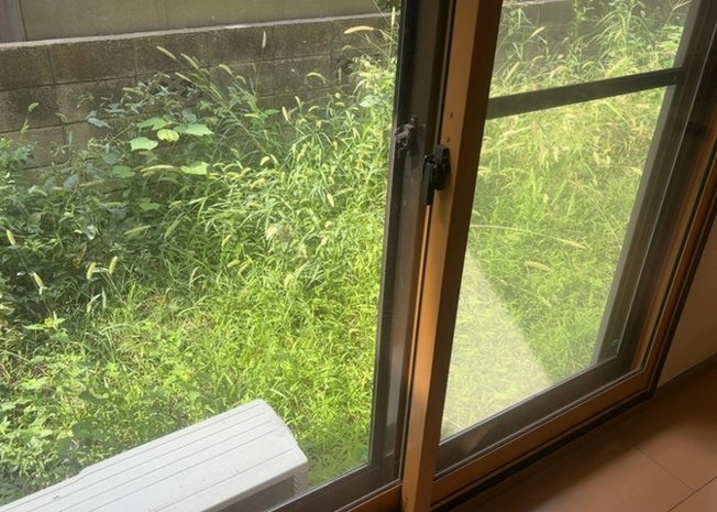 【内装】 | サッシは、ガラス窓に使用される金属製の窓枠です。一般的に住宅建築では、金属製建具工事の段階でガラス類・玄関などと同時に設置されます。種類や構造により断熱性能や遮音性能が異なるので現地でご確認ください。