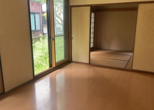【居間・リビング】 | 直線タイプはLとDKを一直線に並べた形で対面キッチンのタイプです。一般的なのでよく見かけるかもしれません。直線タイプに似た直接アイランドタイプは、キッチンとダイニングの間に壁がない分広く感じられます。