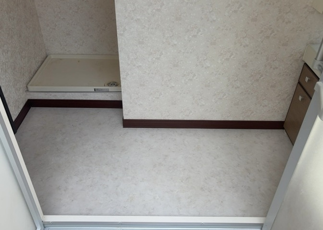 【脱衣所】 | 多くの戸建て住宅で見かける洗面脱衣所は、洗面台と洗濯機が2畳ほどのスペースに並べられていて、洗面所が脱衣所を兼ね備えている間取りが一般的です。お客様が利用することもある、パブリックな空間でもあります。