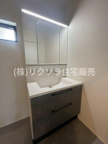 田井西町　新築一戸建ての独立洗面台|三面鏡付き独立洗面台
■物件内覧・資金計画相談・住宅ローン相談、リフォーム相談、お問合せ受付中■
※当日・翌日のご内覧、ご相談はお電話でのお問合せがスムーズです！