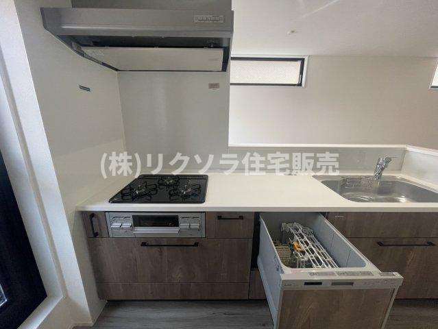 田井西町　新築一戸建てのキッチン|ビルトイン三口コンロ・食器洗い乾燥機付き
■物件内覧・資金計画相談・住宅ローン相談、リフォーム相談、お問合せ受付中■
※当日・翌日のご内覧、ご相談はお電話でのお問合せがスムーズです！