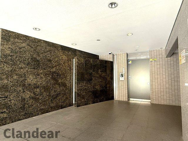 アクシルコート竹の塚のロビー|ドキドキの新生活も、安心してスタート。ぴったりの住まいを見つけませんか？クランディアが一緒に住まい選びをサポートします‼　まずは、お気軽にお問合せください　＃クランディア※インテリアはイメージです