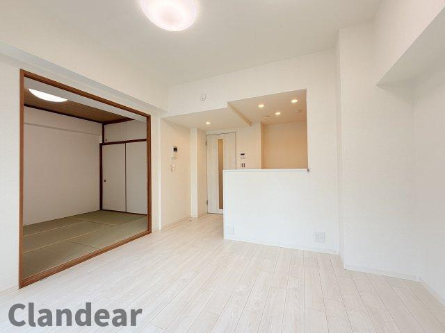 アクシルコート竹の塚の居間・リビング|ドキドキの新生活も、安心してスタート。ぴったりの住まいを見つけませんか？クランディアが一緒に住まい選びをサポートします‼　まずは、お気軽にお問合せください　＃クランディア※インテリアはイメージです