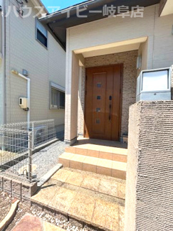 【玄関】 | 瑞穂市生津リフォーム済み中古住宅築15年！使いやすいオープンキッチン♪ | 瑞穂市生津リフォーム済み中古住宅築15年！使いやすいオープンキッチン♪サービスルームのある4SLDK！