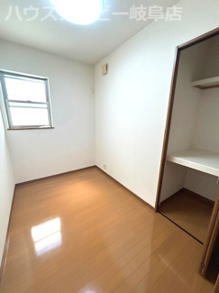 【洋室】 | 瑞穂市生津リフォーム済み中古住宅築15年！使いやすいオープンキッチン♪ | 瑞穂市生津リフォーム済み中古住宅築15年！使いやすいオープンキッチン♪サービスルームのある4SLDK！