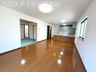 【居間・リビング】 | 瑞穂市生津リフォーム済み中古住宅築15年！使いやすいオープンキッチン♪ | 瑞穂市生津リフォーム済み中古住宅築15年！使いやすいオープンキッチン♪サービスルームのある4SLDK！