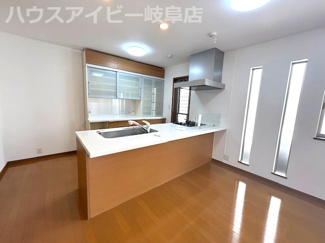 【居間・リビング】 | 瑞穂市生津リフォーム済み中古住宅築15年！使いやすいオープンキッチン♪ | 瑞穂市生津リフォーム済み中古住宅築15年！使いやすいオープンキッチン♪サービスルームのある4SLDK！