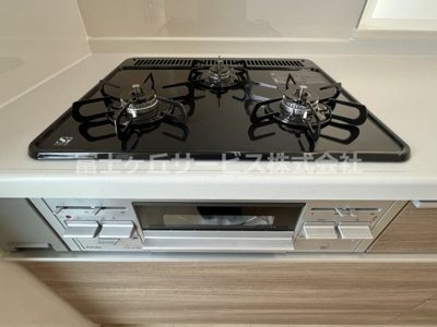 【キッチン】 | 周智郡森町円田 新築一戸建て 1号棟 | 3口ガスコンロ
