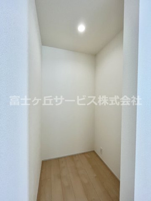 【収納】 | 周智郡森町円田 新築一戸建て 1号棟 | キッチン後方にパントリーがあります