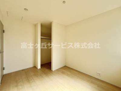 【洋室】 | 周智郡森町円田 新築一戸建て 1号棟 | リビング入り口近くの洋室5.16帖