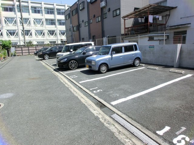 シャーメゾンフルールの駐車場