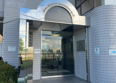 【エントランス】 | ライオンズマンション相模原第八 | マンションのエントランスには、もともと風よけや防犯の役割がありますが、マンションによって宅配ボックスなどの設備が備わっている所もあります。日々の生活をイメージしながら生活しやすさをチェックしましょう。