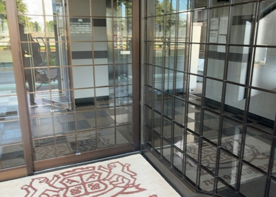 【ロビー】 | ライオンズマンション相模原第八 | ラウンジは、マンションの共用スペースに椅子やテーブルなどを配置した利用者が寛げる空間です。屋内型ラウンジと屋外型ラウンジがあります。共用部分の管理状況と合わせて、詳細については現地でご確認ください。