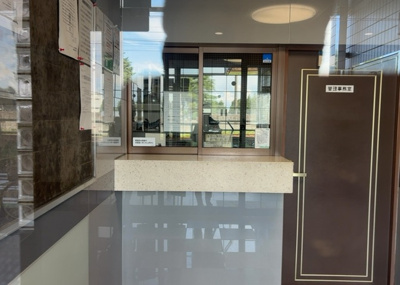 【受付】 | ライオンズマンション相模原第八 | 受付はマンションコンシェルジュがいる場合もあれば、管理人が滞在する小部屋を総称して呼ぶことがあります。主にエントランスに設置されていることから、防犯面でも期待ができます。防犯設備がない場合はより安心！