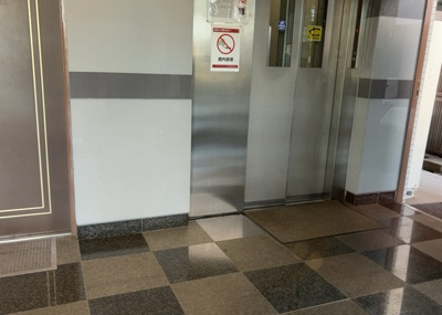 【ロビー】 | ライオンズマンション相模原第八 | ロビーというと、エントランスと何がちがうの？と思いますよね。実はロビーとエントランスには明確な決まりはありません。物件によっては、エントランスを入って広がるある程度の広さのある空間がロビーとなります。