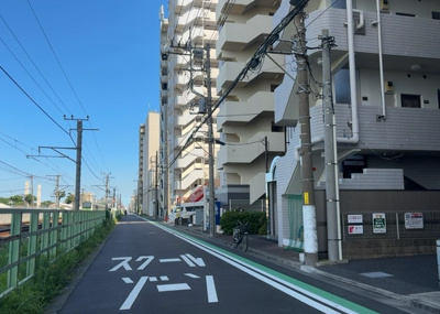 【外観】 | ライオンズマンション相模原第八 | 隣家の土地はどうなっているのか、生活利便施設が近くにあるのか、学校まで近いかなど、お客様のライフスタイルにあわせたイメージが重要です。また、近くにあると困る施設が近くにないかも確認するといいでしょう。