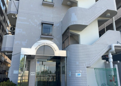 【現況写真】 | ライオンズマンション相模原第八 | 道幅が広い場所は日当たりや風通が良好です。幅が広いのですれ違いも可能ですし大きな車でも駐車可能！一方で、大型車が通ることも多くなるため交通量の増加により騒音に繋がります。また土地の値段が高くなります。