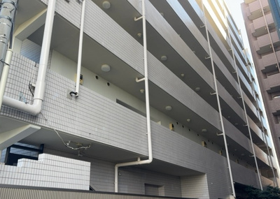 【玄関】 | ライオンズマンション相模原第八 | 玄関は家の顔でもあり、家族以外の目にも止まる場所です。玄関は外との間を仕切る扉、靴などをしまっておく収納スペース、靴脱ぎのたたきスペース、来客とのやり取りをするドアホンなど複数のアイテムからなります。