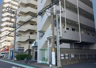 【外観】 | ライオンズマンション相模原第八 | 外観はマンション管理がされているかの目安になります。築年数が古いと、壁面は劣化してひび割れが生じることも！建物が古びていても細かいところが修繕されていると、きちんと管理されているなぁと感じるでしょう。