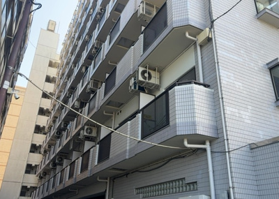 【バルコニー】 | ライオンズマンション相模原第八 | 一般的なバルコニーは、奥行1.5ｍ程ですが、ワイルドバルコニーは2ｍまで広がっています。そのため洗濯物の間隔をあけ干すことができ、乾きやすいというメリットや、ガーデニングが楽しめる等の特徴があります。