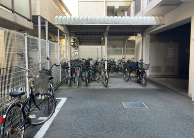 【駐車場】 | ライオンズマンション相模原第八 | 車一台あたりに必要なスペースは、標準サイズの普通自動車で横幅2m50cm、長さ5mは必要になります。ただし、乗降のことも考慮して横幅3m30cm、長さ5m50cmほどは確保できるところを選びましょう。