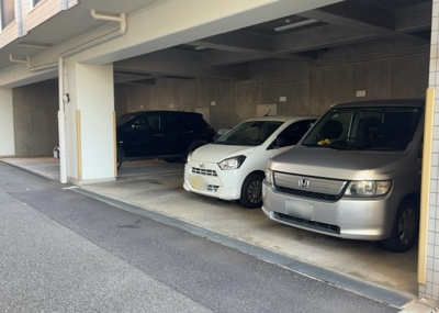 【駐車場】 | ライオンズマンション相模原第八 | 駐車場と明記されていても、最小スペースでつくられた駐車場だと大型車は駐車できなかったり、出入りしにくくなったりする可能性があります。お車のサイズと購入したい物件の駐車場のサイズを現地で確認しましょう。