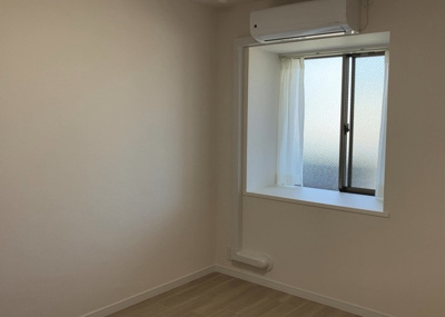 【洋室】 | ドミナス多摩・南大沢 | 洋室のメリットは重い家具が置きやすく、身の回りが整理しやすいことです。 床がフローリングのため畳とは異なり凹みにくいです。 クローゼットなど収納が豊富で、普段使わない旅行カバンや服の整頓も簡単にです。