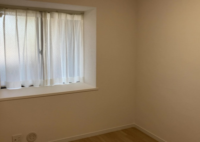 【寝室】 | ドミナス多摩・南大沢 | 寝室でゆっくりと過ごすためにはベッド周りの適度な空間を担保することや窓の位置、照明の明るさ、寝室の広さなどを考える必要があります。自身や家族の構成とライフスタイルに併せて寝室にする部屋を選びましょう！